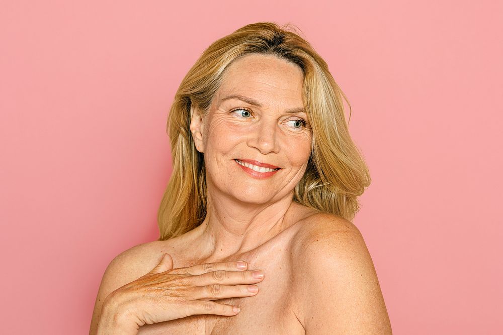 Beautiful mature woman portrait, pink background psd