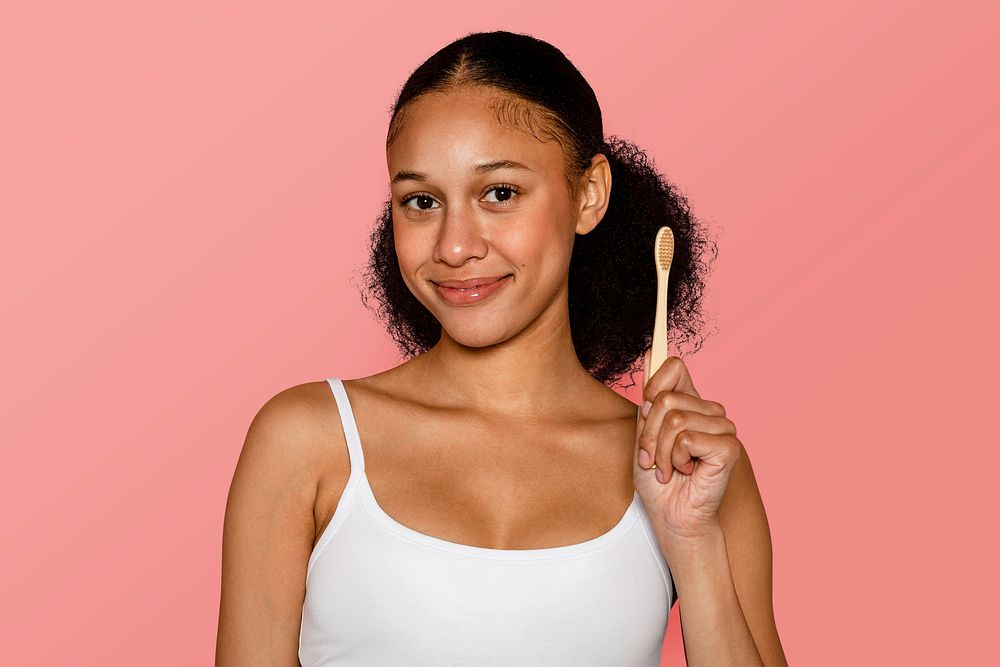 Woman holding wooden toothbrush psd