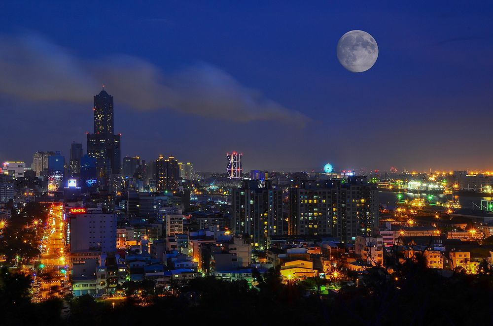 Metropolitan skyline of Kaohsiung Harbour, Taiwan at night taken in 2016. Original public domain image from Wikimedia Commons