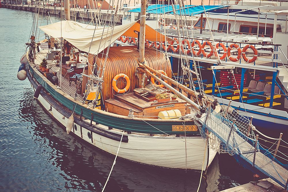 The Willowmoon moored alongside a Barcelona Golondrina in an unknown location.Esperanto: Dumasta velŝipo Willowmoon…