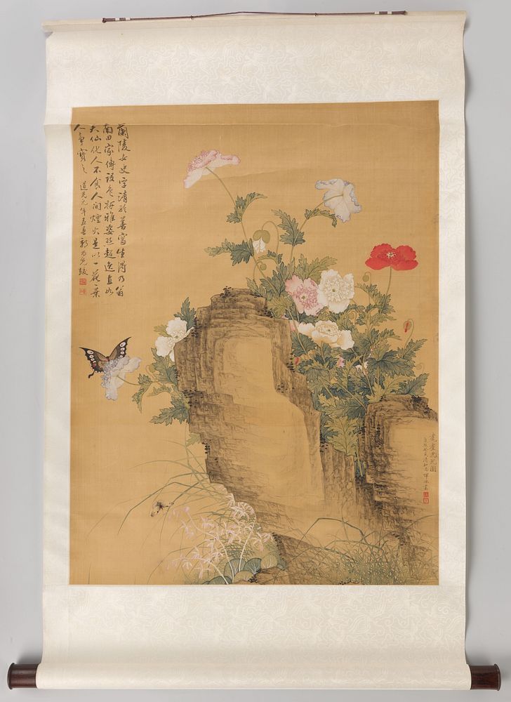 Hangrol met papavers, vlinders en een kat (bovenste gedeelte) (1683) by Yun Bing