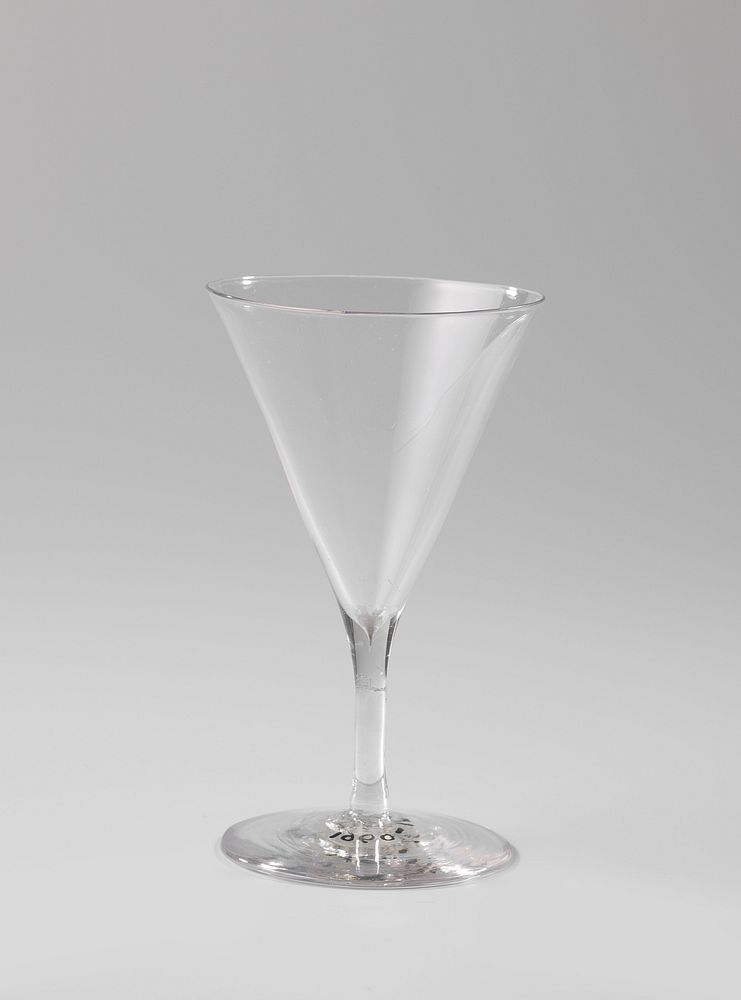 Kelkglas, trechtervormig met onversierde cilindervormige stam en ronde voet (1800 - 1900) by anonymous