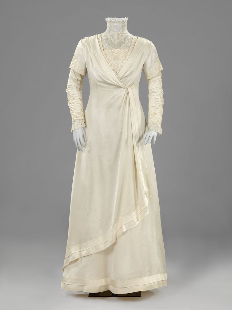 Wedding dress with embroidered and ruffled double sleeves (in or before 1909) by anonymous and anonymous