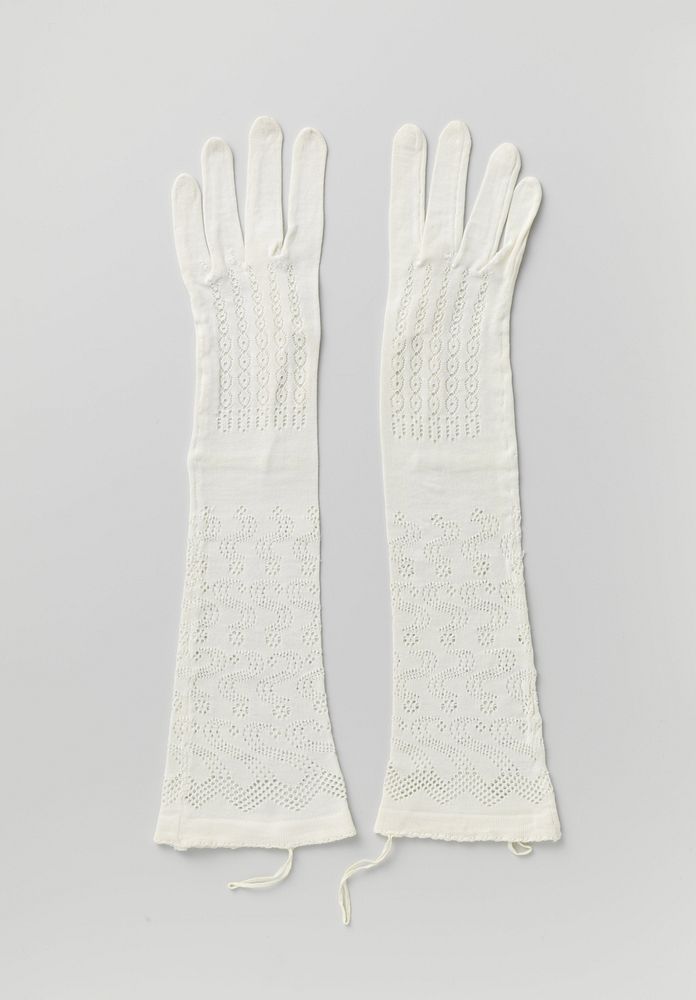 Handschoen van witte gebreide katoen met ajour weefsel (c. 1925 - c. 1935) by anonymous