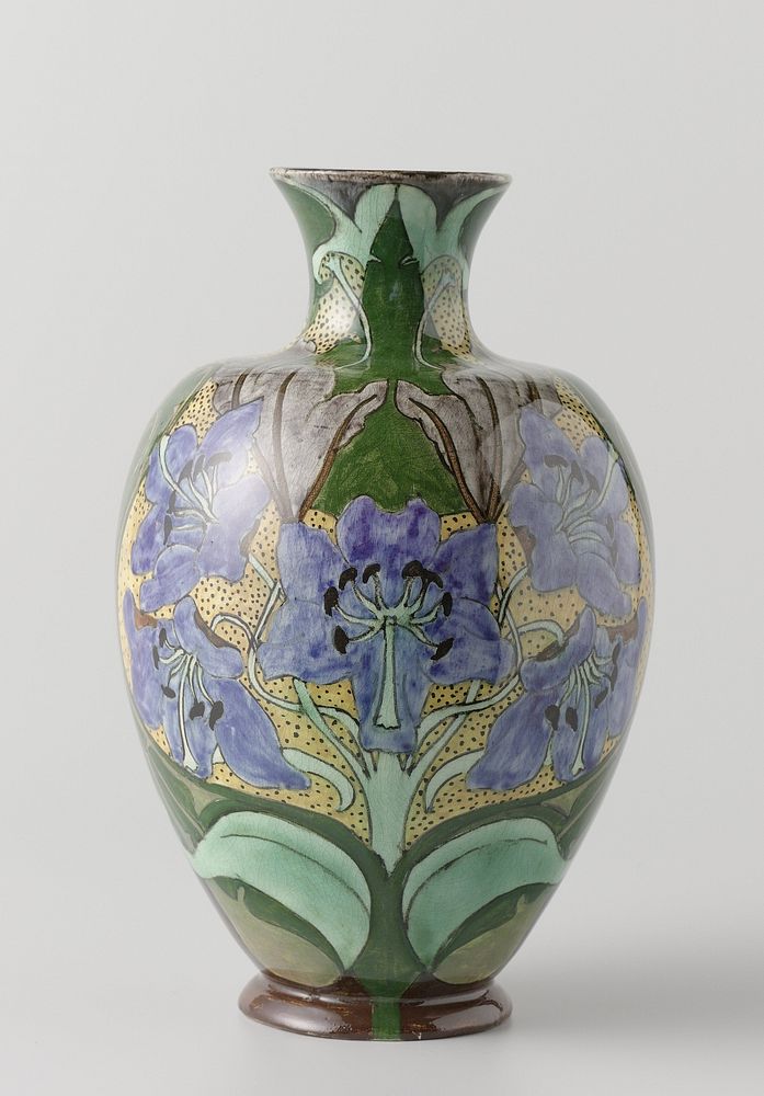Vaas met symmetrisch geplaatste bloemen (1895 - 1904) by Firma Wed N S A Brantjes en Co