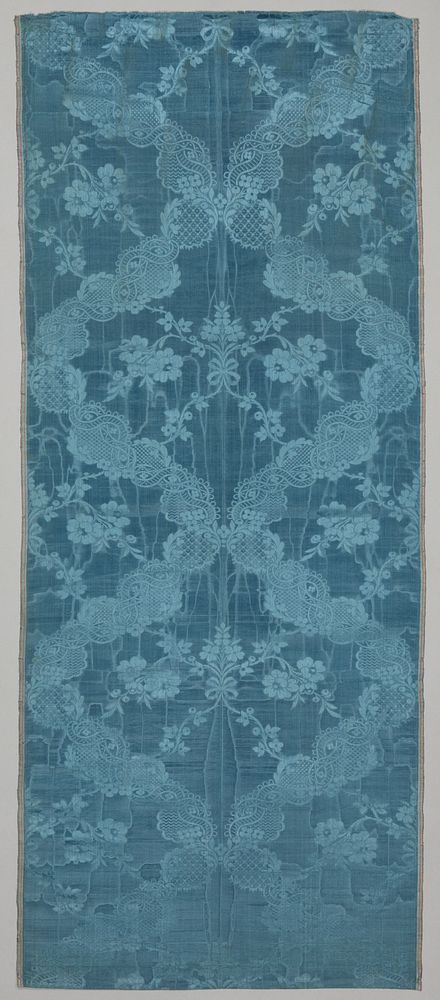 Fragment zijdedamast, blauw, met patroon van bloemen (c. 1760 - c. 1770) by anonymous