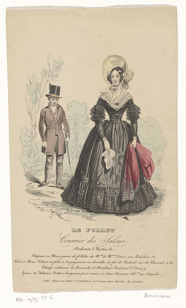 Modeprent van een dame in een zwarte jurk met dubbele witte kanten kraag op de achtergrond een heer met hoge hoed en bomen…