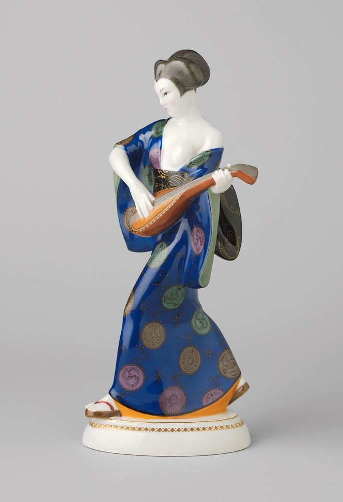 Figure in the shape of a Japanese lady with an instrument (1910) by Königliche Porzellan Manufaktur and Adolf Amberg