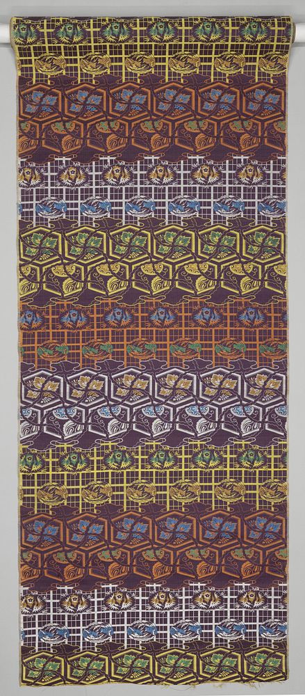 Baan zijde met een dessin van horizontale banden met ovalen op rasterwerk en banden met zeshoeken, gevuld met bladwerk…
