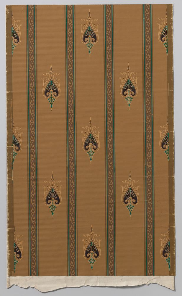 Papierbehangsel met patroon van banen waarbinnen golvende rank en liervormen (c. 1900)