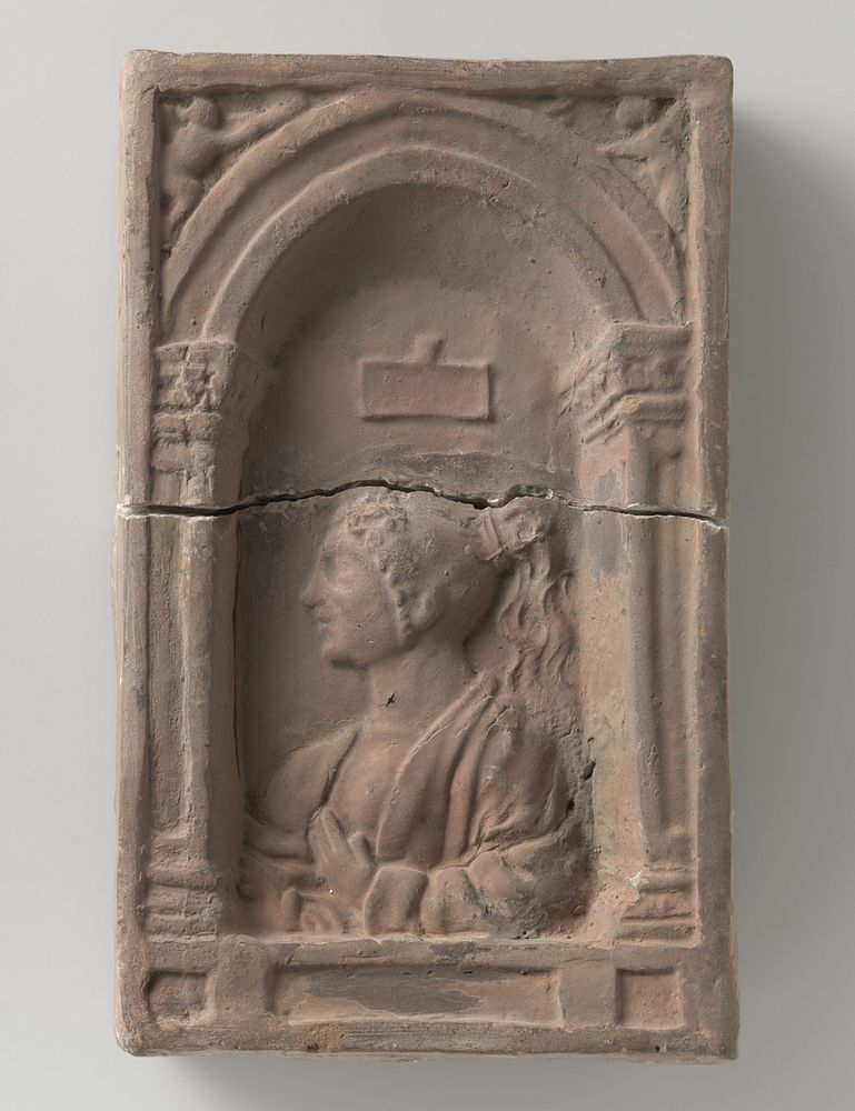Baksteen waarop in reliëf een vrouwenbuste binnen een vensternis (c. 1500 - c. 1600) by anonymous