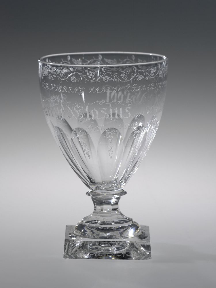 Kelkglas op vierkante basis op het 25-jarig huwelijk van Barend Glasius en Grietje de Groot (1791) by anonymous and Meester…