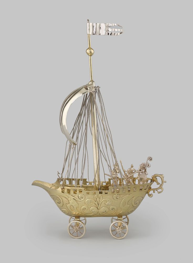 Drinkbeker in de vorm van een schip op vier wielen, getuigd met mast en zeil, op de achterplecht vijf soldaten (1650 - 1700)…