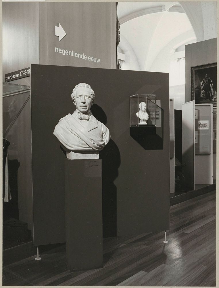 Zaal met twee borstbeelden voor een paneel (1972) by Rijksmuseum Afdeling Beeld