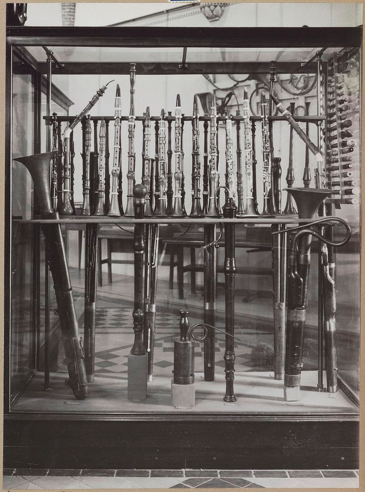 Vitrine met blaasinstrumenten (1939) by Rijksmuseum Afdeling Beeld