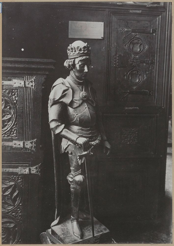 Beeld van geharnaste figuur met kroon en zwaard (c. 1926 - c. 1950) by Rijksmuseum Afdeling Beeld