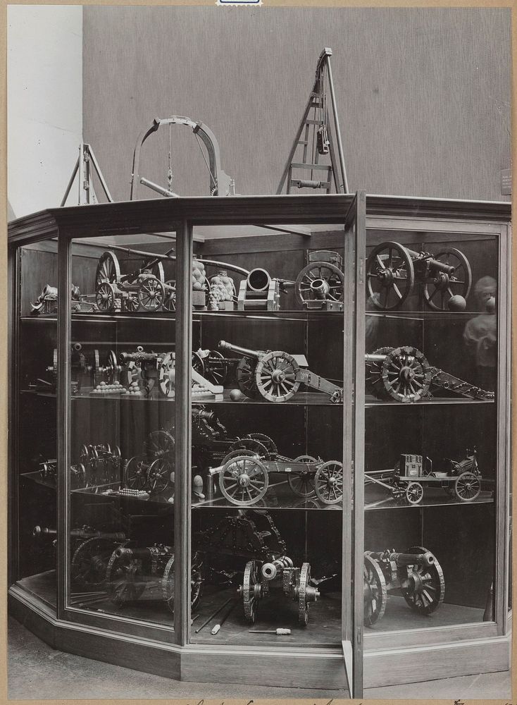 Vitrinekast met modellen van kanonnen (1939) by Rijksmuseum Afdeling Beeld