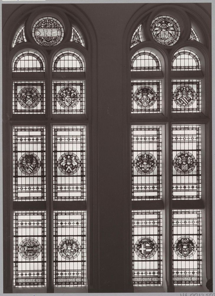 Gebrandschilderde ramen boven de trappen van de oostelijke ingang met wapenschilden van schenkers en stichters (c. 1900 - c.…