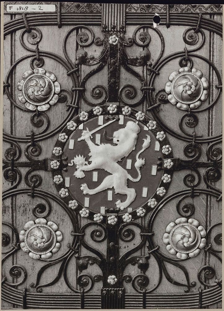 Detail van deur van de hoofdingang met klimmende leeuw in medaillon (1960 - 1980) by Rijksmuseum Afdeling Beeld