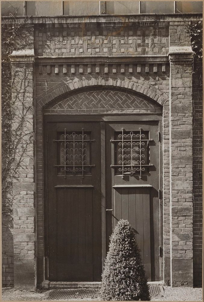 Dubbele deur met voluten van ijzer voor de ramen (c. 1960 - c. 1980) by Rijksmuseum Afdeling Beeld