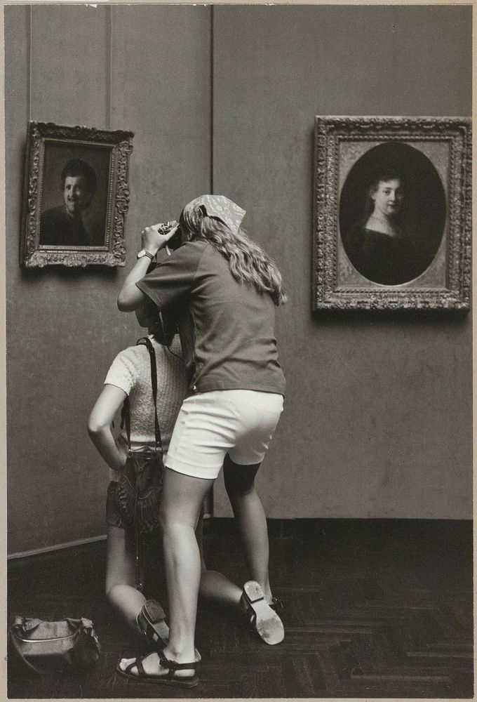 Twee jongeren bij het schilderij Borstbeeld van een lachende jonge man van Rembrandt, één fotografeert (c. 1970 - c. 1999)…