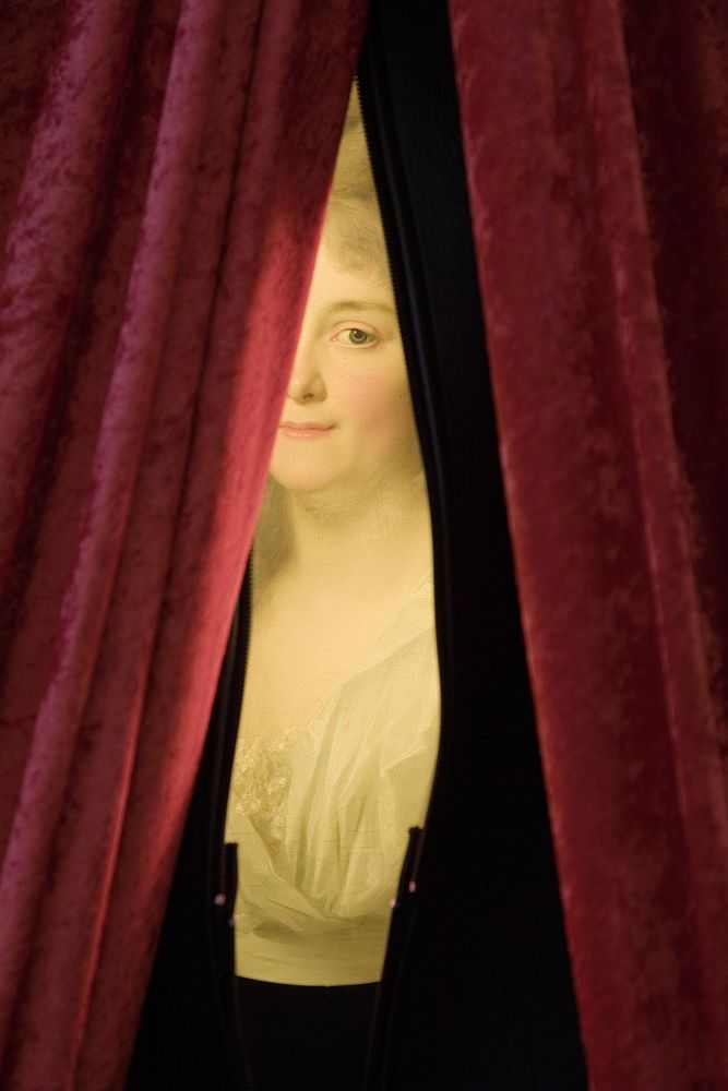 Portret van een vrouw gezien tussen twee lappen stof door (2006) by Guido van Dooremalen