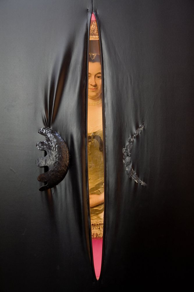 Portret van een vrouw gezien door een opening in stof (2006) by Guido van Dooremalen
