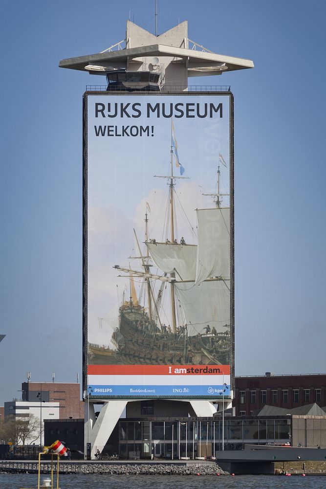 Geveldoek met de tekst Rijksmuseum Welkom! met een detail van een zeegezicht op de voormalige Shelltoren aan het IJ (2013)…