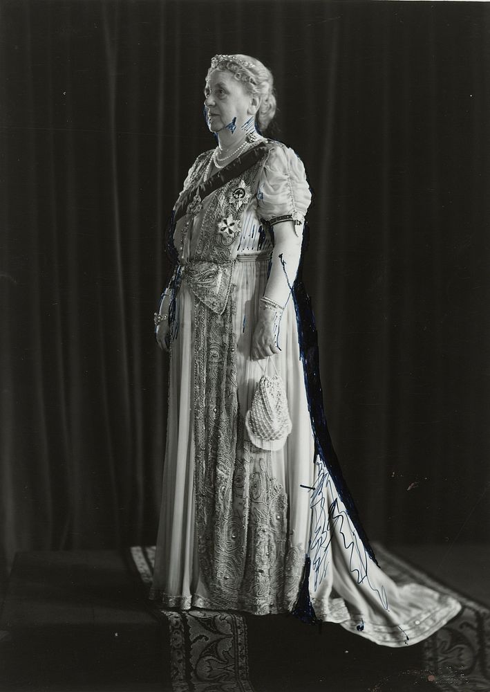 Koningin Wilhelmina poseert met de Willemsorde (1948) by Atelier Merkelbach