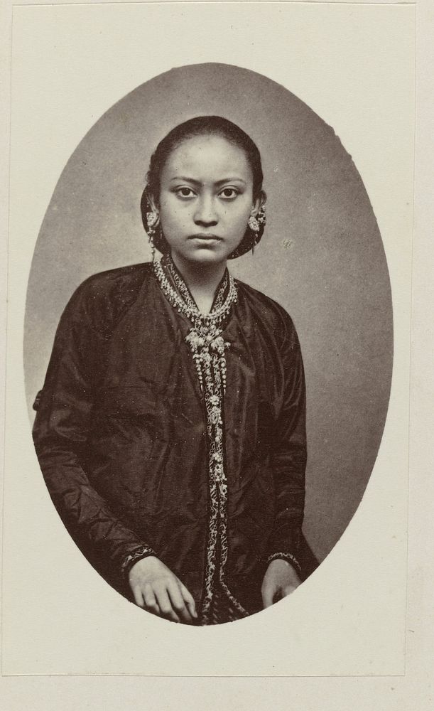 Echtgenote Ratoe van Pakoe Boewono IX, Susuhunan van Surakarta (1868 - 1872) by Woodbury and Page