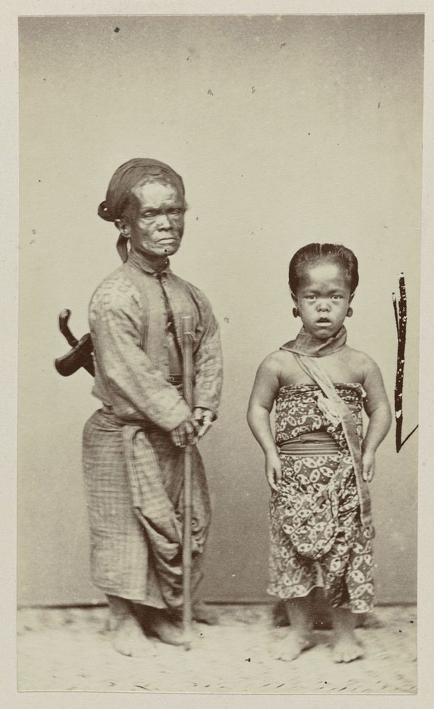 Portret van twee kleine mensen (1860 - 1880) by Woodbury and Page