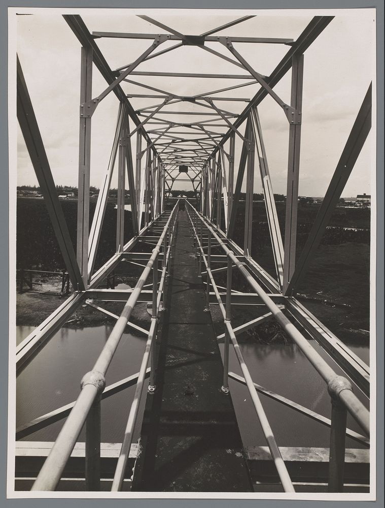 Voetgangersbrug (1931 - 1940) by anonymous