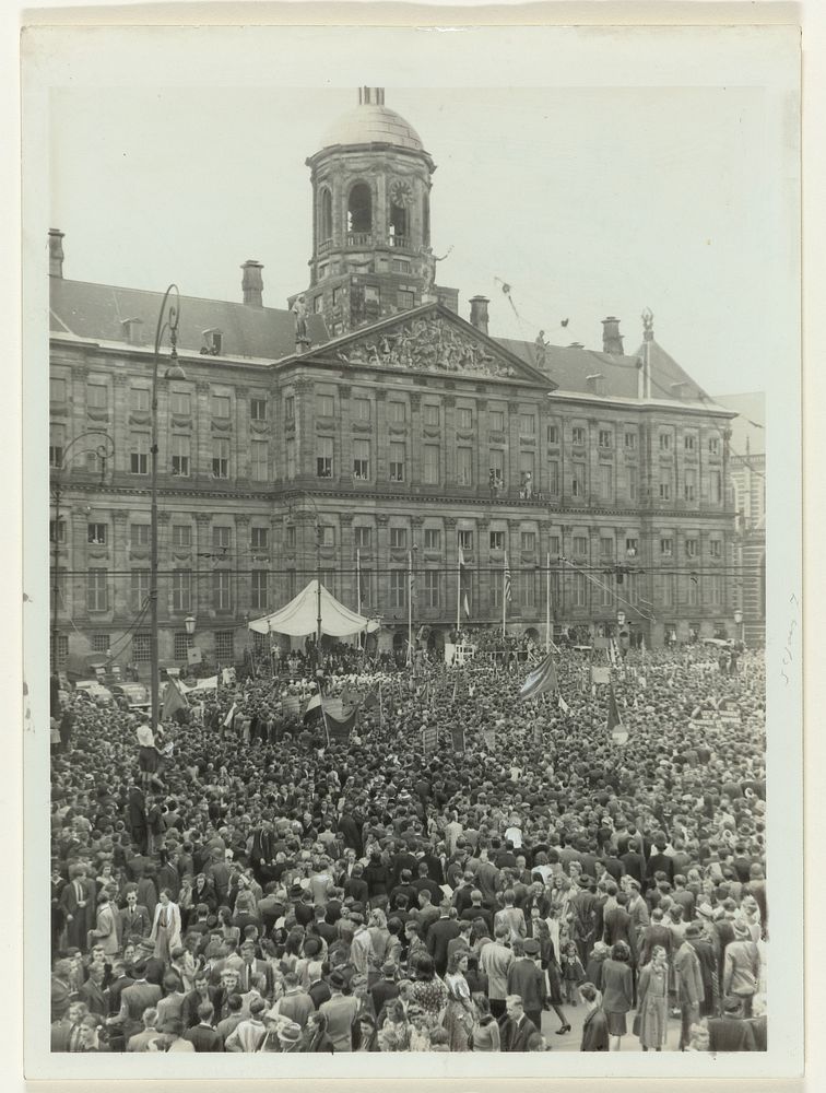 Bevrijdingsfeest op de Dam (1945) by anonymous