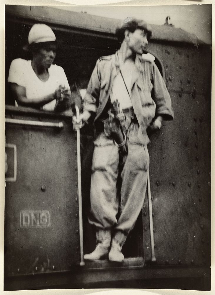 Republikeinse soldaat kaapt trein en machinist (1949) by Associated Press