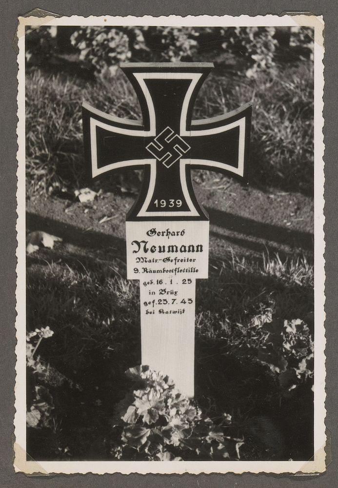 Graf van Gerhard Neumann, een gevallen Duitse militair van de Kriegsmarine (1943 - 1945) by anonymous