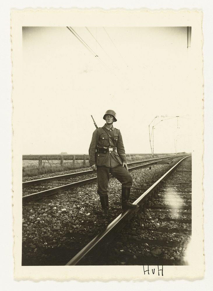 Een Wehrmacht soldaat bij een spoorrails (1940 - 1941) by anonymous