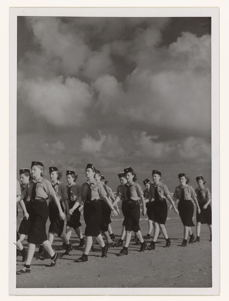 Jeugdstorm wandelt langs het strand (1942) by J H Hasewinkel