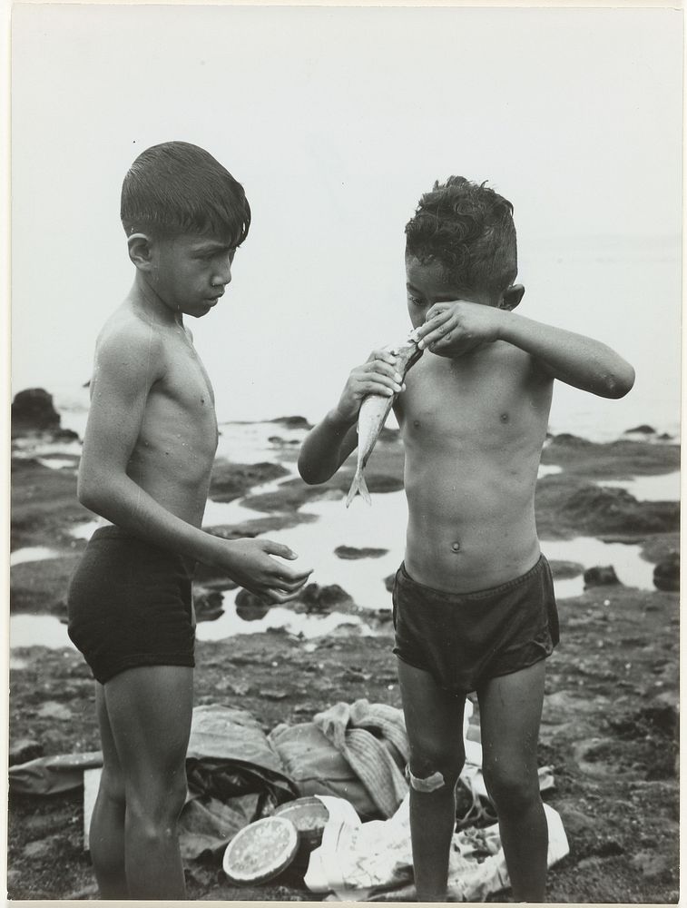 Ambonese jongetjes (1951 - 1955) by E de Vries fotograaf