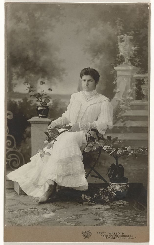 Mathilde Wachenheimer-Wertheimer als jonge vrouw gezeten voor een decor met een trap (1885 - 1900) by Fritz Walloth