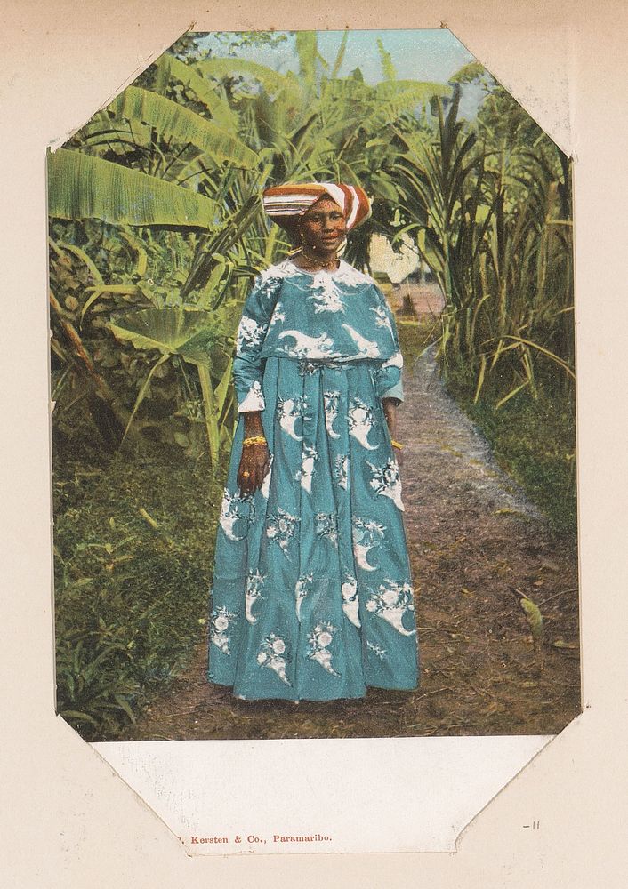 Staande vrouw in koto (1900 - 1910) by C Kersten and Co