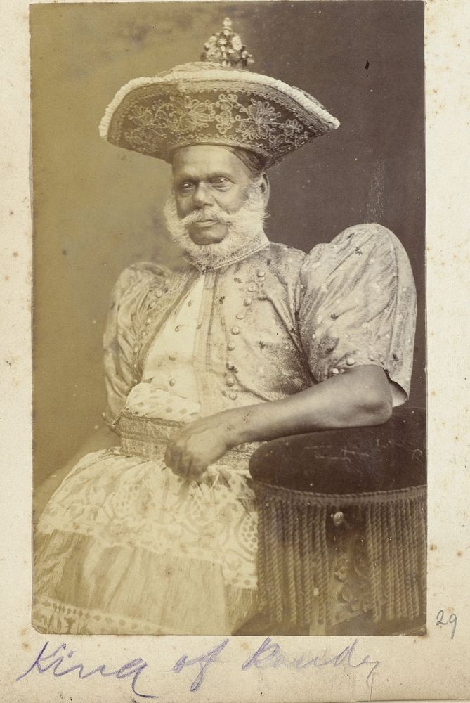 Portret van een man met baard, gekleed in een jasje met schoudervullingen en een groot, bewerkt hoofddeksel (c. 1890 - c.…