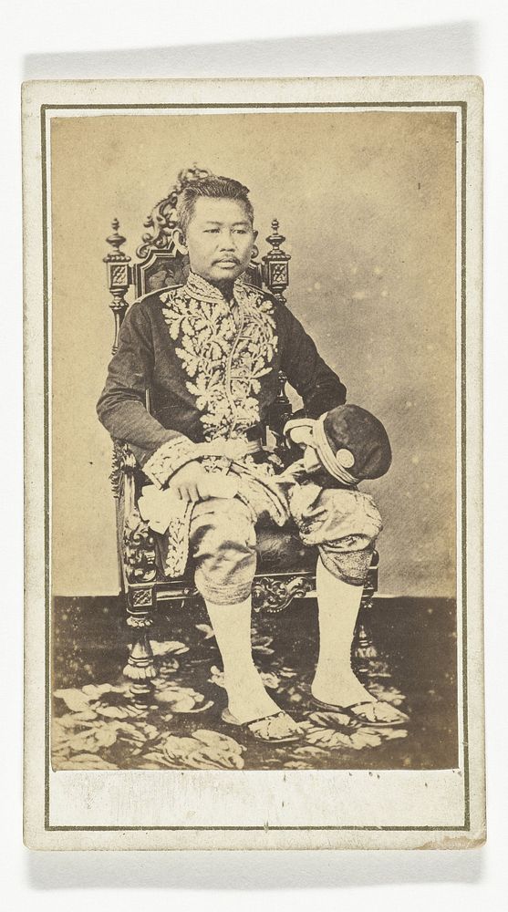 Portret van de prins van Siam zittend op een stoel (1870 - 1900) by Francis Ghit