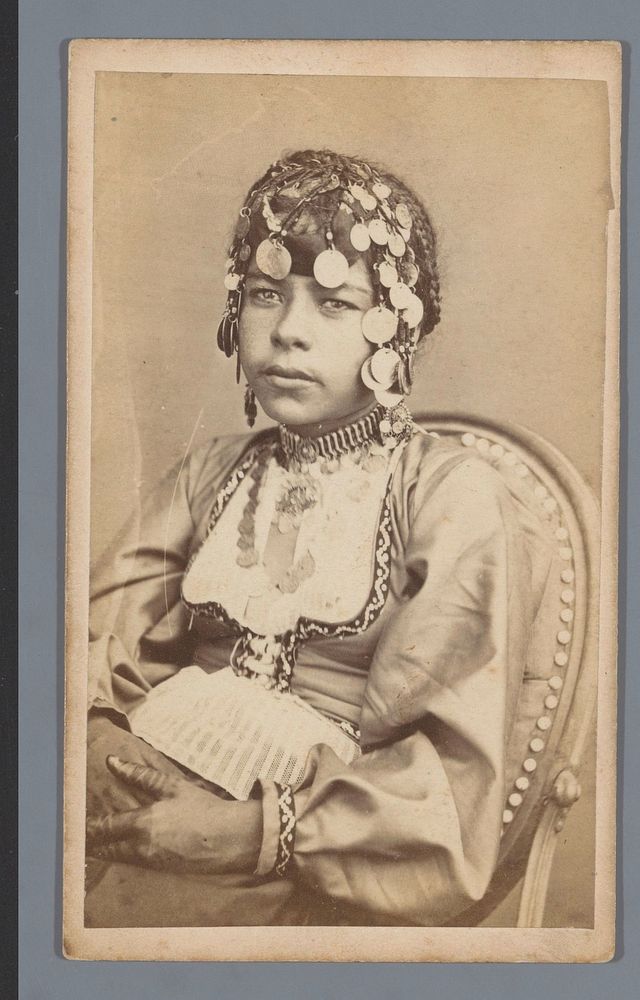 Portret van jonge Bedouïne vrouw in traditionele kleding met ingevlochten haren en henna tatoeages op de handen (1870 -…