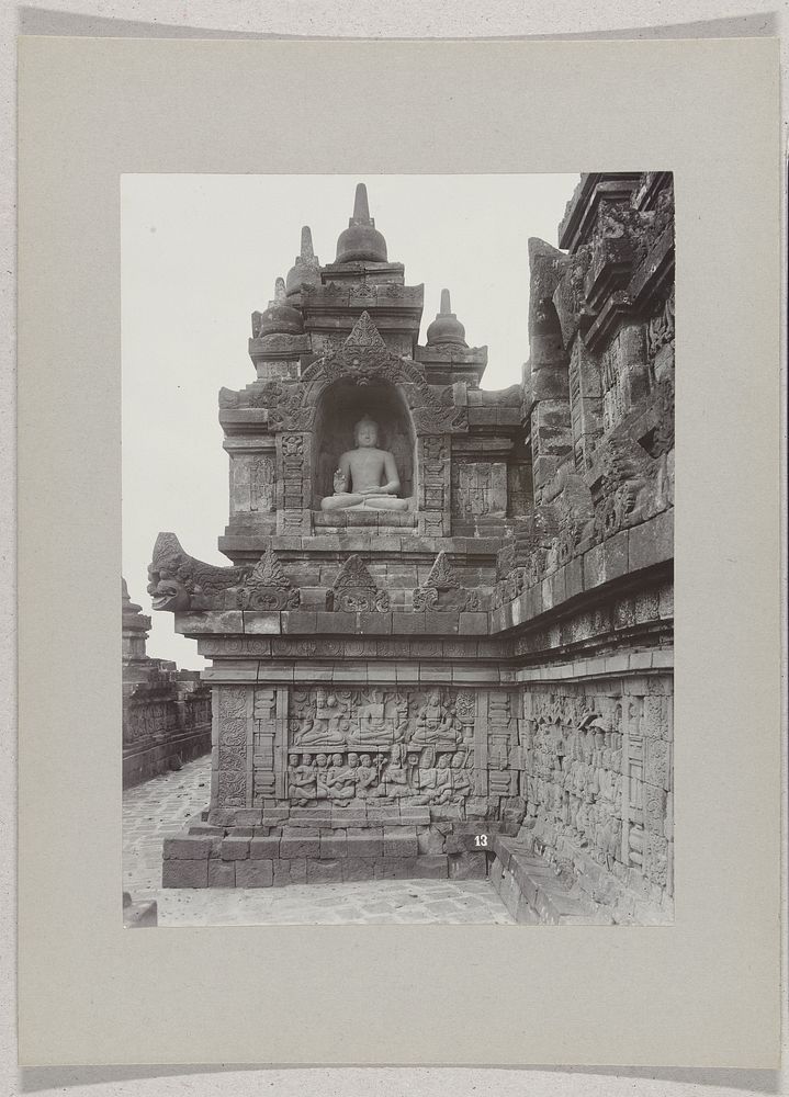 Gaanderij van de Borobudur (Boroboedoer) met een beeld van Boeddha, nabij Magelang, Nederlands-Indië (c. 1895 - c. 1915) by…