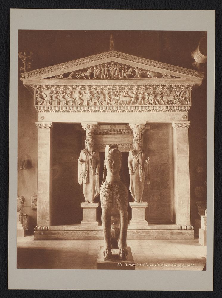 Voorgevel van schatkamer van Knidos, Delphi (c. 1895 - c. 1915) by anonymous