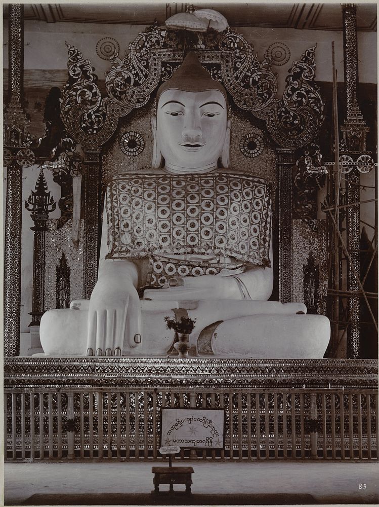 Boeddhabeeld in de Kyauktawgyi tempel in Mandalay (1895 - 1915) by anonymous