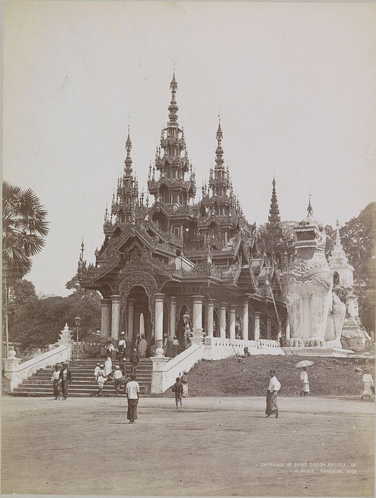 Ingang van de Shwedagon pagode, Rangoon (c. 1895 - c. 1915) by P Klier
