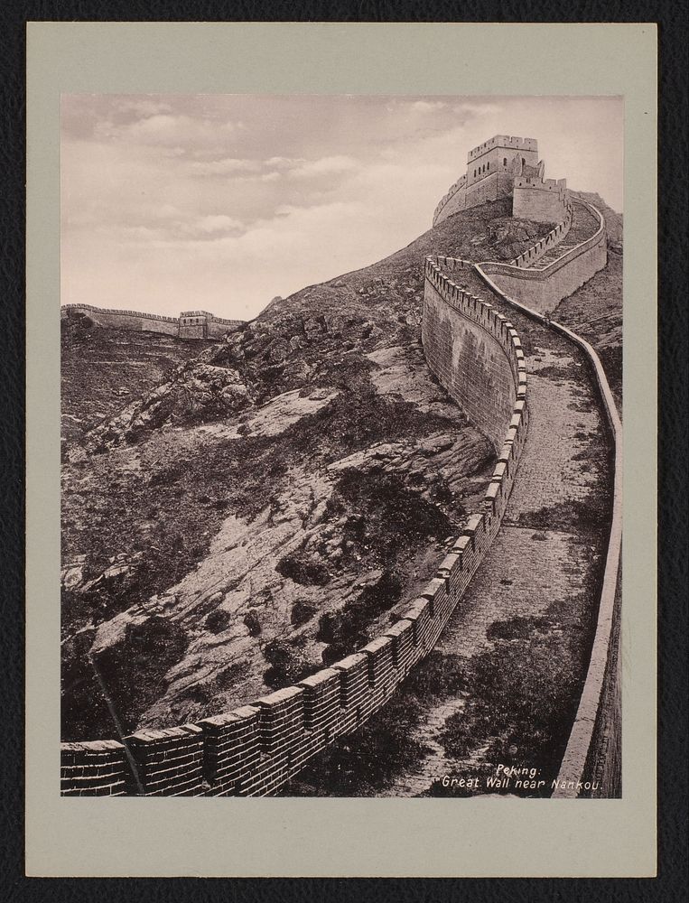Chinese Muur vlakbij Nankou, Peking (c. 1895 - c. 1915) by anonymous