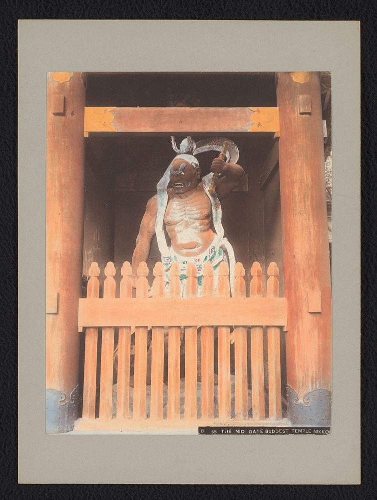 Beeld in de Nio-poort, Nikko (c. 1895 - c. 1915) by anonymous