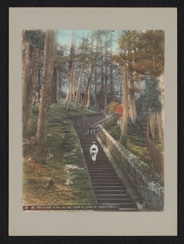 Stenen trap naar de graftombe van shintoschrijn Nikko Toshogu, Nikko (c. 1895 - c. 1915) by anonymous